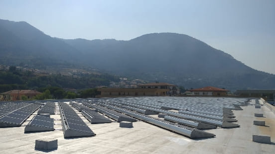 Foto laterale fotovoltaico da 144kWp su opificio