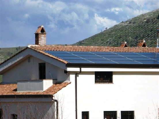immagine laterale pannelli fotovoltaici edificio