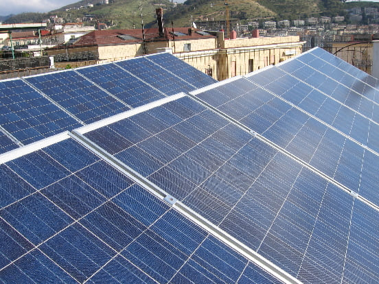 le due file di pannelli fotovoltaici