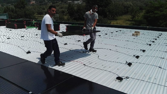 personale al lavoro per fotovoltaico da 144kWp su opificio