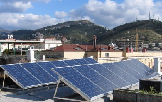 visione di lato impianto fotovoltaico