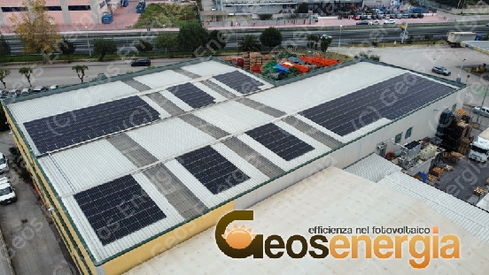 Impianto Fotovoltaico 100kWp - foto dall'alto angolata con piu' prospettiva