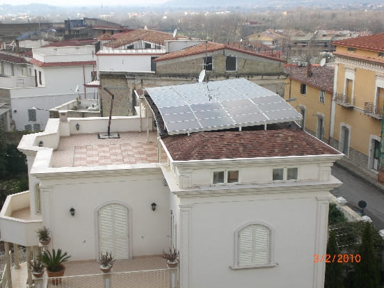 Foto dall'alto impianto fotovoltaico