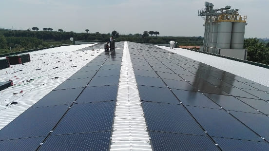 File di pannelli per l'mpianto fotovoltaico da 144kWp su opificio