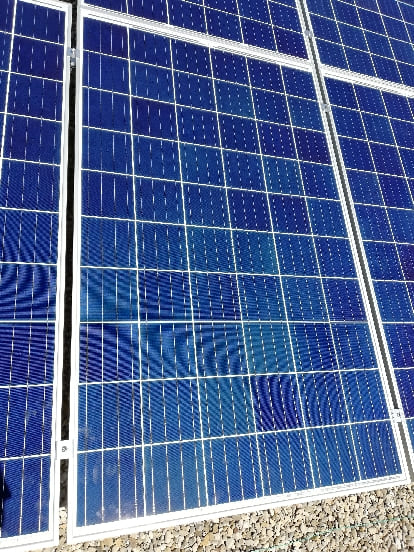 Primo piano pannelli fotovoltaico da 20kWp su opificio a servizio di un ufficio