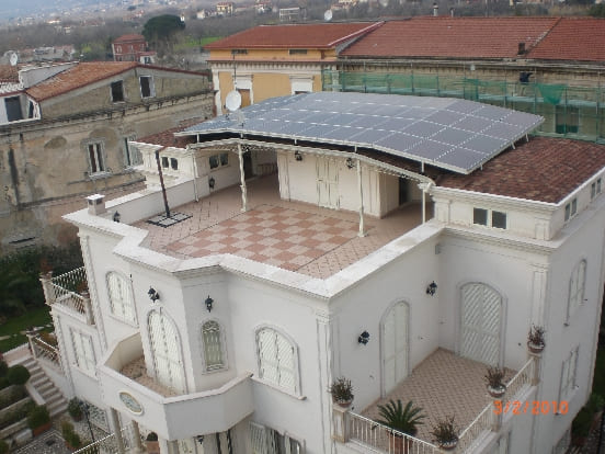 foto con terrazzo fotovoltaico ben integrato architettonicamente 2010